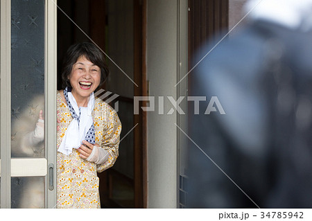 帰省　おばあちゃんと孫 34785942