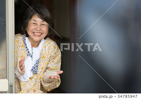 帰省　おばあちゃんと孫 34785947