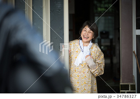 帰省　出迎え　おばあちゃんと孫 34786327