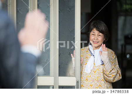 帰省　見送り　別れ 34786338