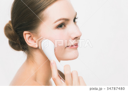 美顔器を使う女性 美顔器を使う女性 34787480