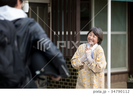 帰省 出迎え おばあちゃんと孫 帰省 出迎え おばあちゃんと孫 34790112