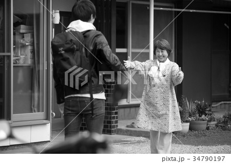 帰省　出迎え　おばあちゃんと孫 34790197