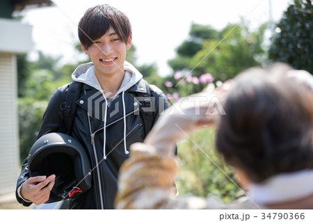 帰省　出迎え　おばあちゃんと孫 34790366