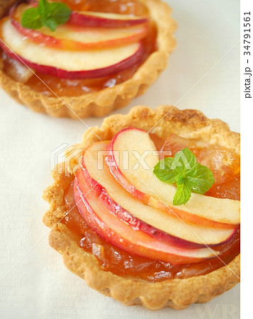 紅玉りんごのタルト(縦位置ハイアングル) 紅玉りんごのタルト(縦位置ハイアングル) 34791561