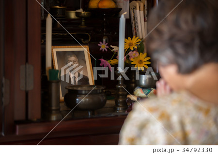 仏壇 高齢者 合掌 仏壇 高齢者 合掌 34792330