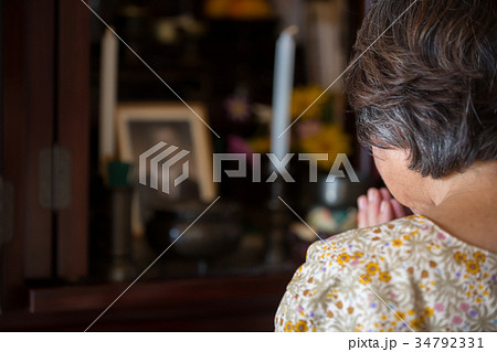 仏壇　高齢者　合掌　 34792331