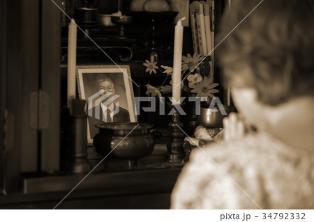 仏壇　高齢者　合掌　 34792332