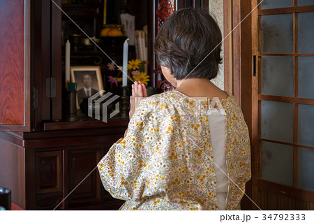 仏壇 高齢者 合掌 仏壇 高齢者 合掌 34792333