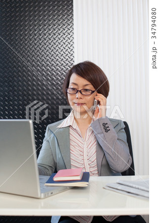 女性　ミドル　スマホ メガネ 34794080