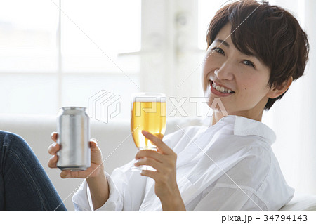 女性 ライフスタイル リラックス ビール 女性 ライフスタイル リラックス ビール 34794143