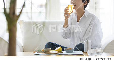 女性 ライフスタイル リラックス  女性 ライフスタイル リラックス  34794144