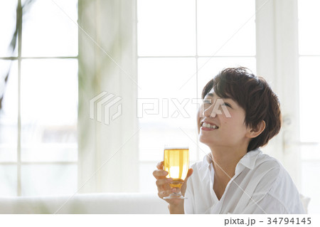 女性 ライフスタイル リラックス ビール 女性 ライフスタイル リラックス ビール 34794145