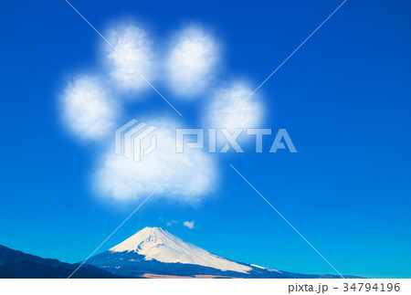肉球の形の雲と富士山 34794196