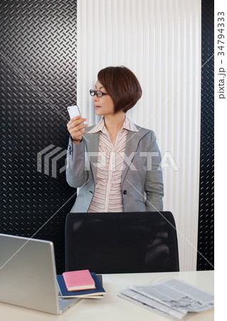 女性　ミドル　スマホ メール メガネ 34794333