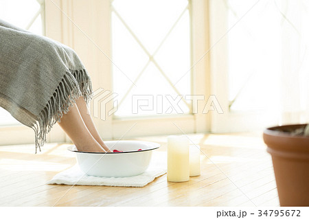女性　ライフスタイル　リラックス　足湯 34795672