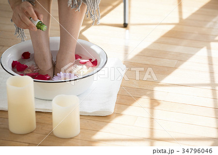 女性 ライフスタイル リラックス 足湯 女性 ライフスタイル リラックス 足湯 34796046