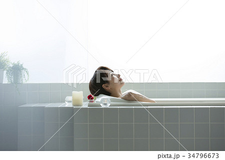 女性　ライフスタイル　リラックス　バスタイム 34796673