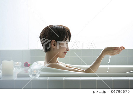 女性 ライフスタイル リラックス バスタイム 女性 ライフスタイル リラックス バスタイム 34796679