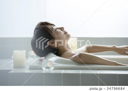 女性 ライフスタイル リラックス バスタイム 女性 ライフスタイル リラックス バスタイム 34796684