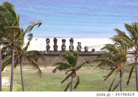 南米チリ沖の太平洋に浮かぶイースター島アナケナの美しい海岸に建つモアイ像 34796829