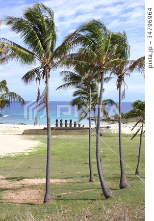 南米チリ沖の太平洋に浮かぶイースター島アナケナの美しい海岸に建つモアイ像 南米チリ沖の太平洋に浮かぶイースター島アナケナの美しい海岸に建つモアイ像 34796964