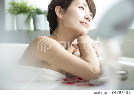 女性 ライフスタイル リラックス バスタイム 女性 ライフスタイル リラックス バスタイム 34797485
