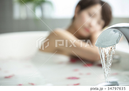女性　ライフスタイル　リラックス　バスタイム 34797635