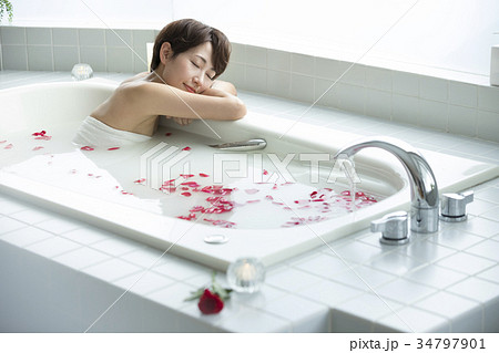 女性 ライフスタイル リラックス バスタイム 女性 ライフスタイル リラックス バスタイム 34797901
