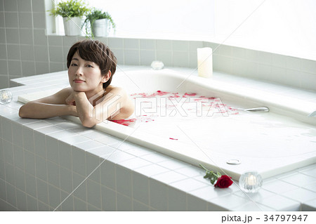女性　ライフスタイル　リラックス　バスタイム 34797947