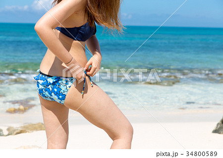 女性 海 水着 宮古島 沖縄の写真素材