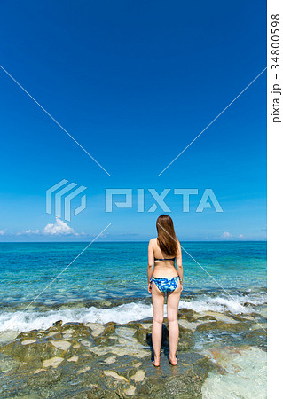 女性 海 水着 宮古島 沖縄の写真素材