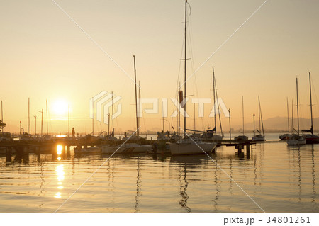 早朝の滋賀県大津市柳が崎ヨットハーバーを撮影したもの 早朝の滋賀県大津市柳が崎ヨットハーバーを撮影したもの 34801261