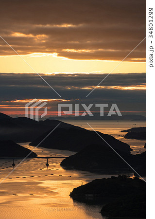 瀬戸内海にある橋の朝景 34801299