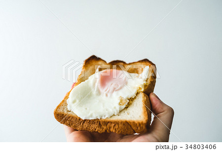 パンに目玉焼き 34803406