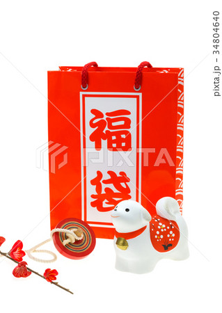 戌年 年賀素材〜福袋と白い犬と独楽 戌年 年賀素材〜福袋と白い犬と独楽 34804640