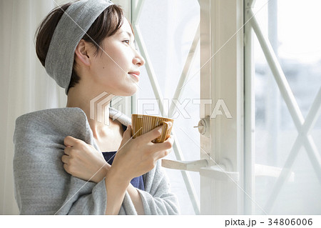 女性 ライフスタイル リラックス 女性 ライフスタイル リラックス 34806006
