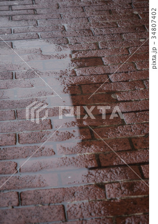 Wet road with small water puddles 34807402