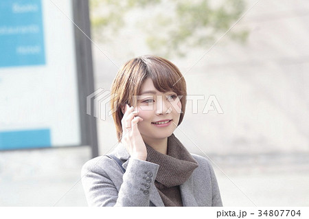 携帯をかける若い女性 34807704