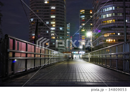 東戸塚駅周辺の夜景 環2を渡る歩道橋とオーロラシティの高層マンション 東戸塚駅周辺の夜景 環2を渡る歩道橋とオーロラシティの高層マンション 34809053