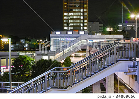 東戸塚駅周辺の夜景　オーロラモールと歩道橋で繋がれた東戸塚駅 34809066