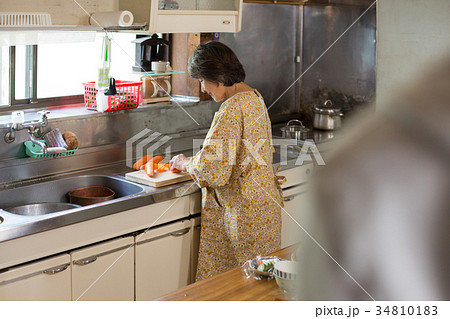祖母　食事の準備 34810183