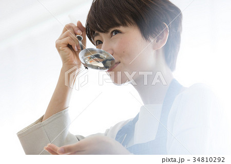 女性　ライフスタイル　料理 34810292