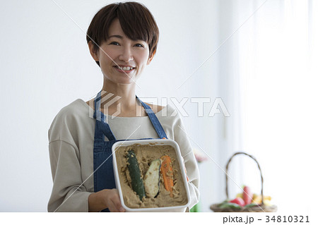 ぬか漬けを作る女性 ぬか漬けを作る女性 34810321