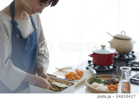 女性　ライフスタイル　料理 34810427