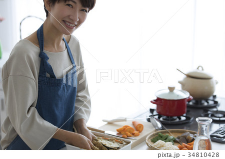 女性　ライフスタイル　料理 34810428