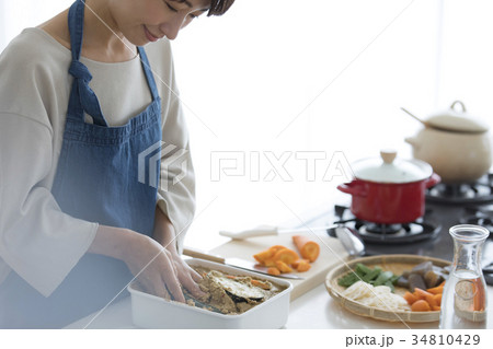 女性 ライフスタイル 料理 女性 ライフスタイル 料理 34810429