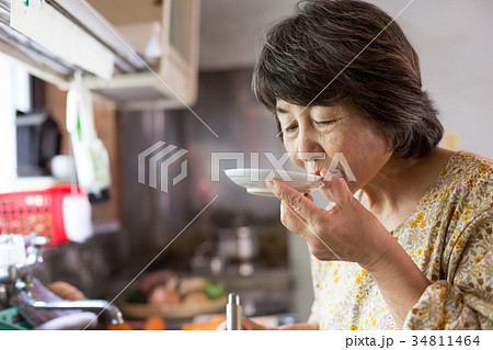 食事の準備　味見 34811464