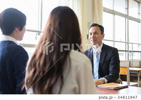 三者面談 学校 教室 34811947