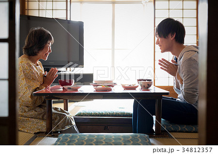 おばあちゃんと孫　食事　いただきます 34812357